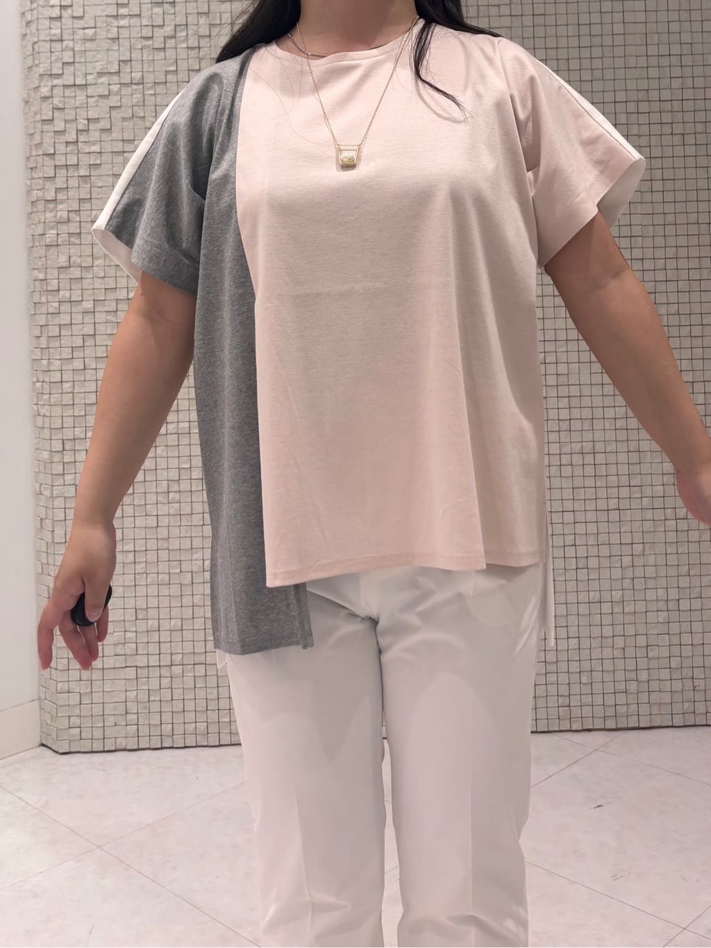 MEGUMIさんの「INDIVI｜【洗える／汗ジミ防止】バイカラー＆アシメヘム Tシャツ」を使ったコーディネート