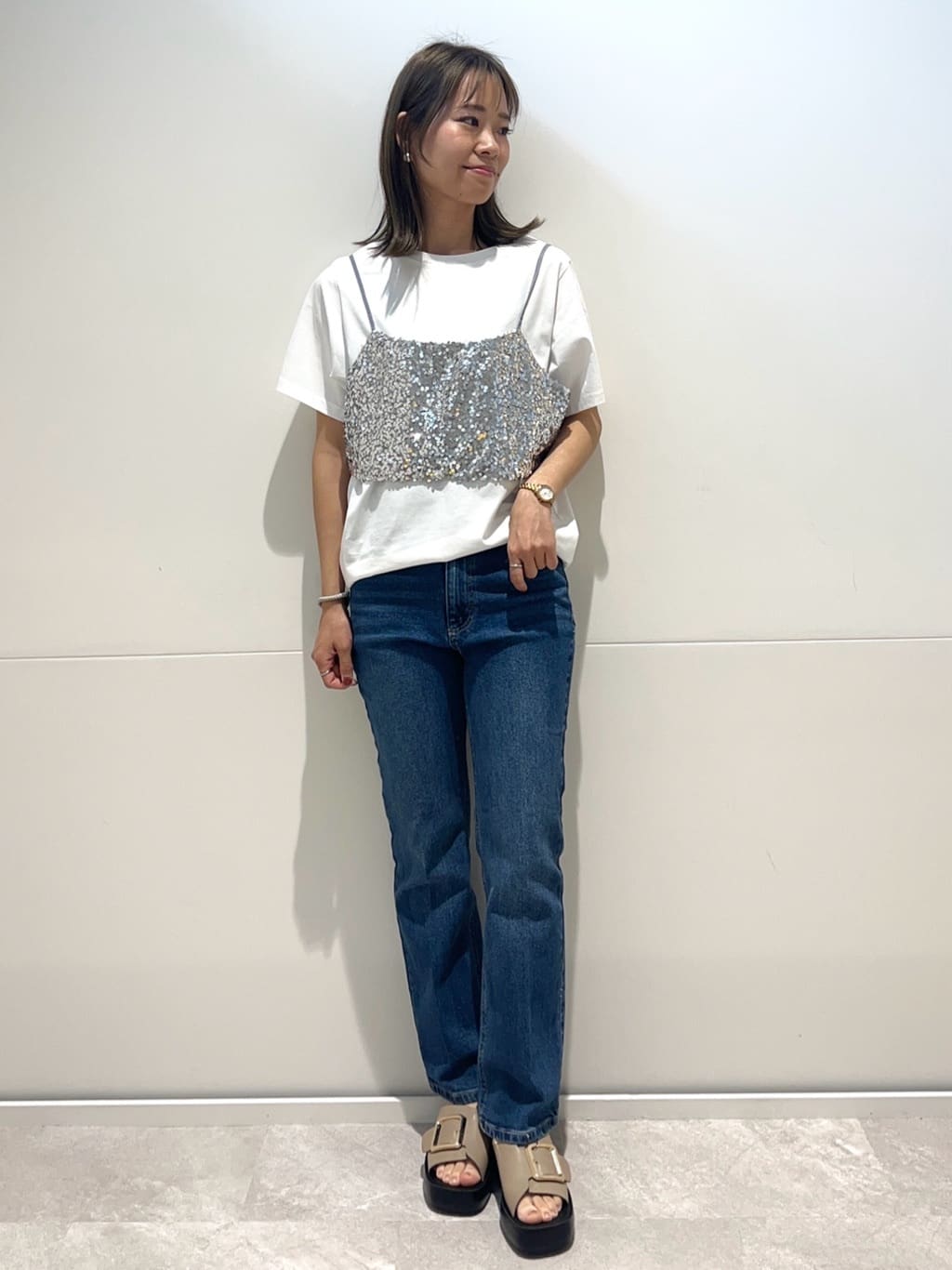 meeさんの「OPAQUE.CLIP｜◆《ツインセット》スパンコールキャミ&times;Tシャツ【洗濯機洗い可】」を使ったコーディネート