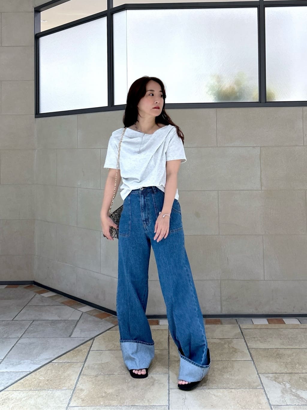 よねさんの「INDIVI｜ドレープクロップドカットソー」を使ったコーディネート