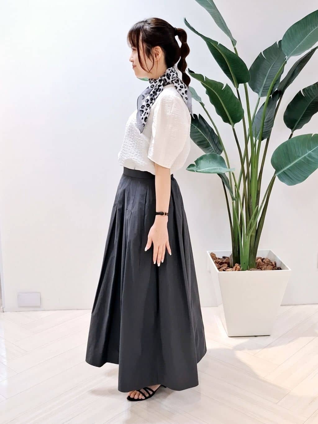 YuKaRiさんの「UNTITLED｜【吸水速乾/ストレッチ/Vネック】フォルムスリーブ ブラウス」を使ったコーディネート