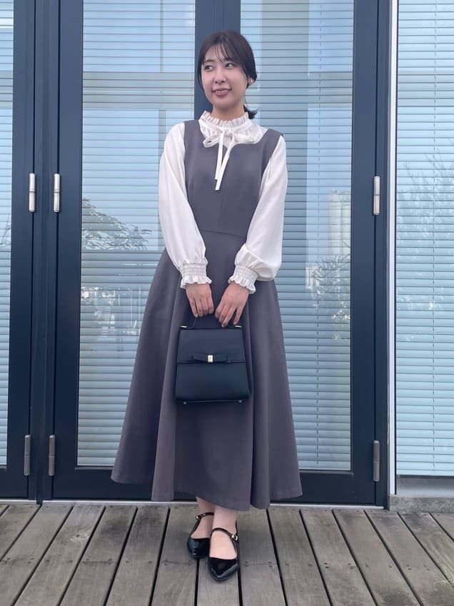 abeさんの「Couture brooch｜【フェミニン・通勤】タイ付きピコフリルブラウス」を使ったコーディネート