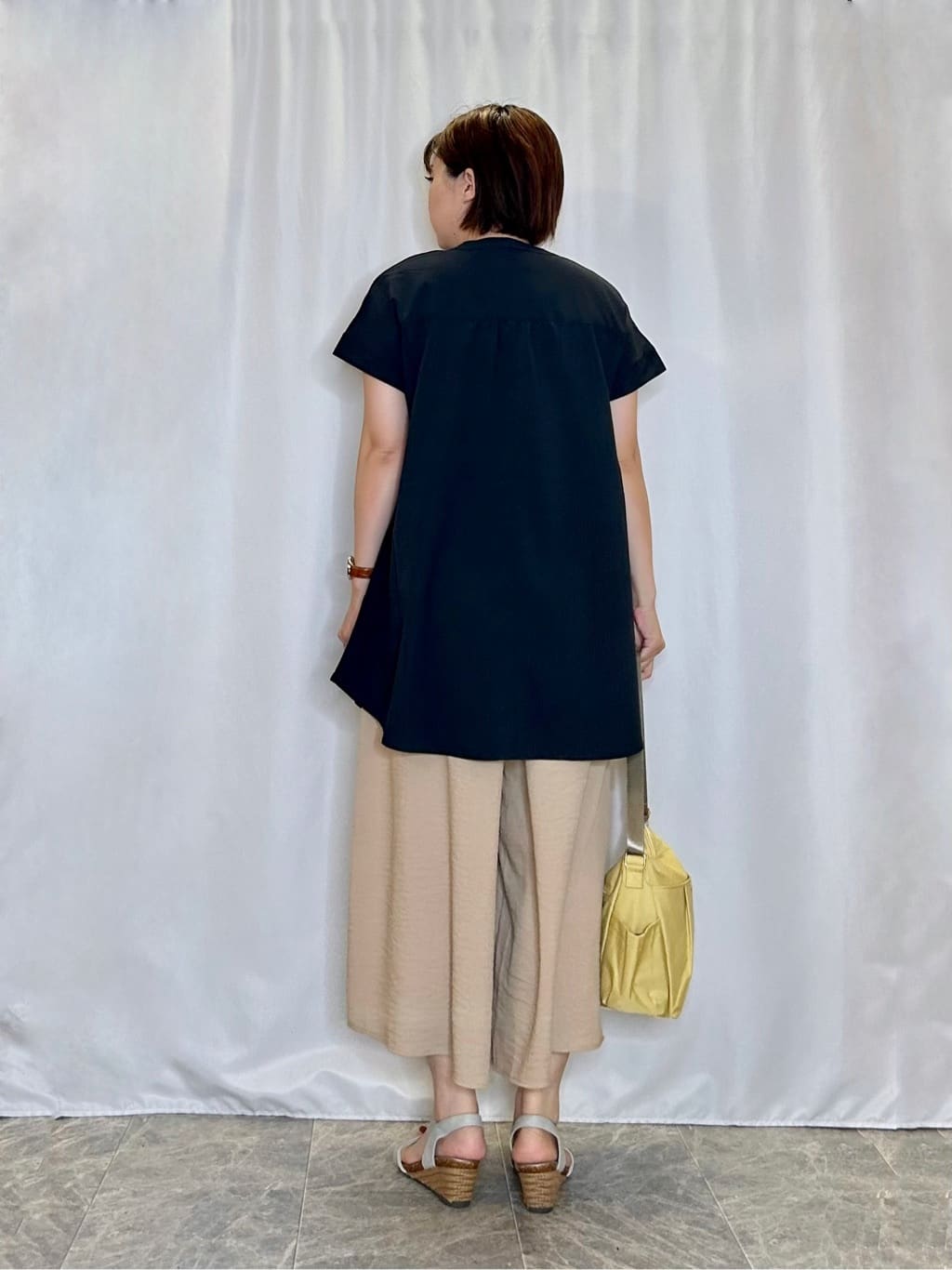 ネリさんの「SHOO･LA･RUE｜【S-LL/ひんやり】さらっとタッチできれい見え ピンタックスカーチョ」を使ったコーディネート