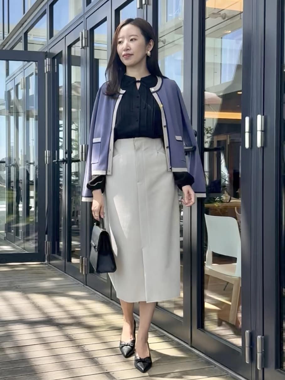 teiさんの「Couture brooch｜【高見え・通勤・大人可愛い】配色総針スカラカーディガン」を使ったコーディネート