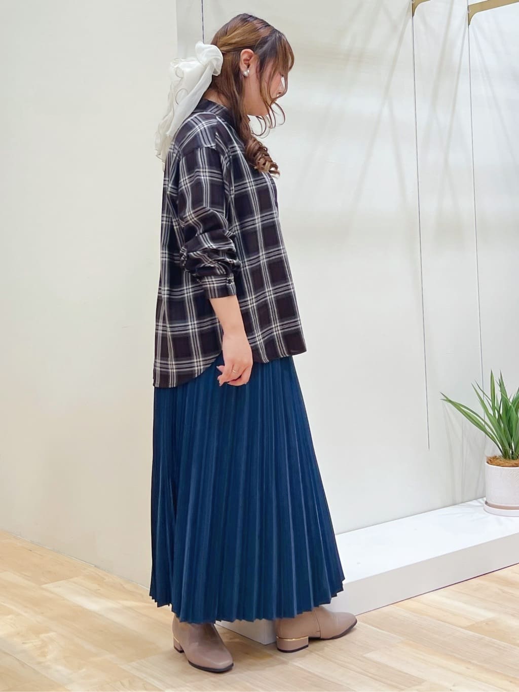 みことさんの「grove｜今の季節にちょうどいい　オンブレーチェックシャツ」を使ったコーディネート