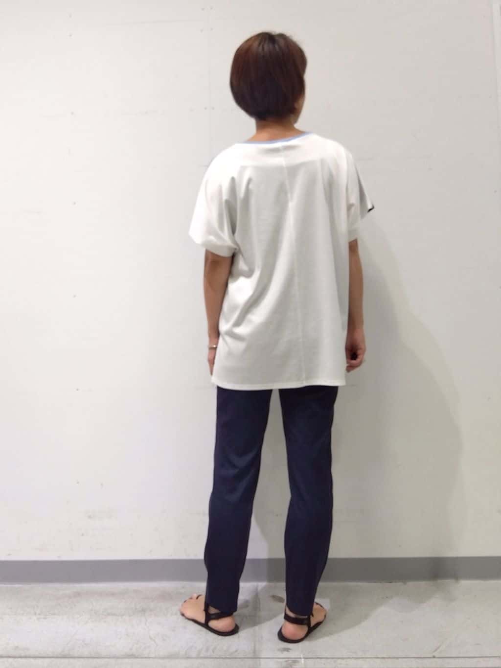 Kさんの「INDIVI｜【洗える／汗ジミ防止】バイカラー＆アシメヘム Tシャツ」を使ったコーディネート