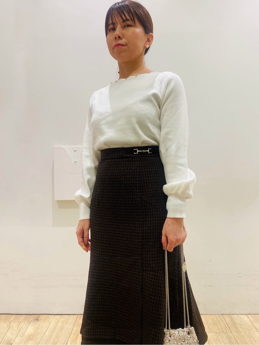 YUKOさんの「index｜ラメスカラップビジューデザインニット【洗濯機OK】《6col／S～LL》」を使ったコーディネート