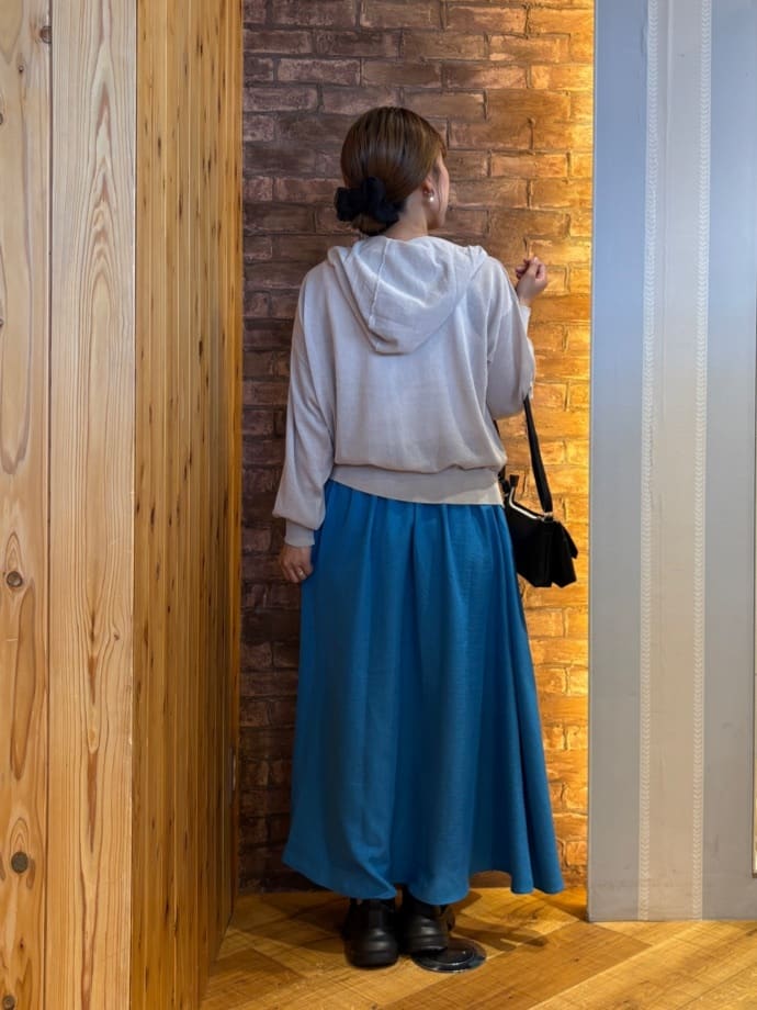 mieさんの「SHOO･LA･RUE｜冷房対策にも 上品なシアー感のニットパーカ」を使ったコーディネート