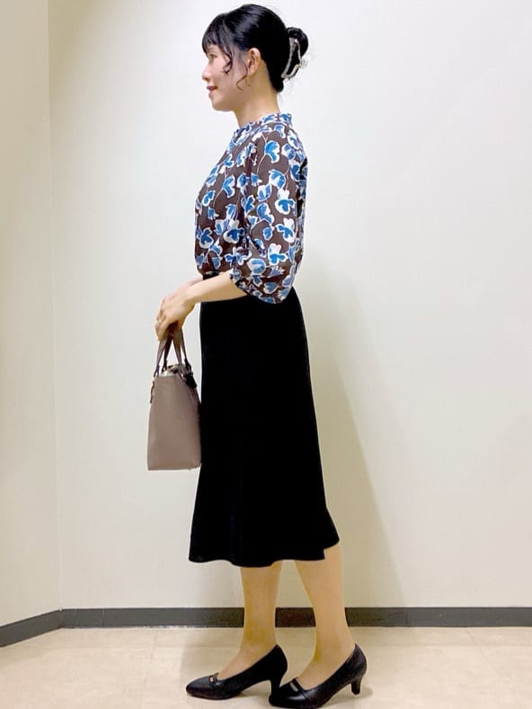  beni_gingerさんの「Reflect｜【ジャケットのインナーにおすすめ◎】花柄タックデザインブブラウス」を使ったコーディネート