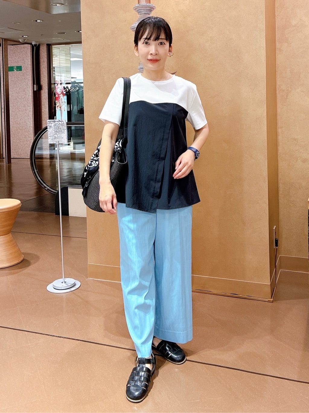 hattoriさんの「INDIVI｜【90cm四方】ボタニカル柄大判スカーフ」を使ったコーディネート