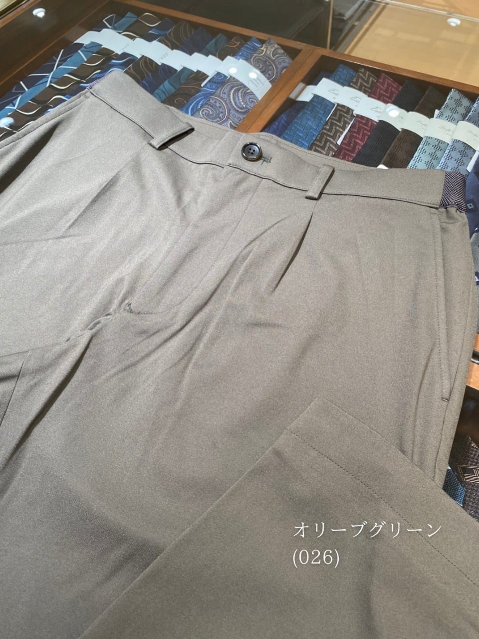 小南大和さんの「TAKEO KIKUCHI｜サイドゴアウエスト スリム スラックス」を使ったコーディネート