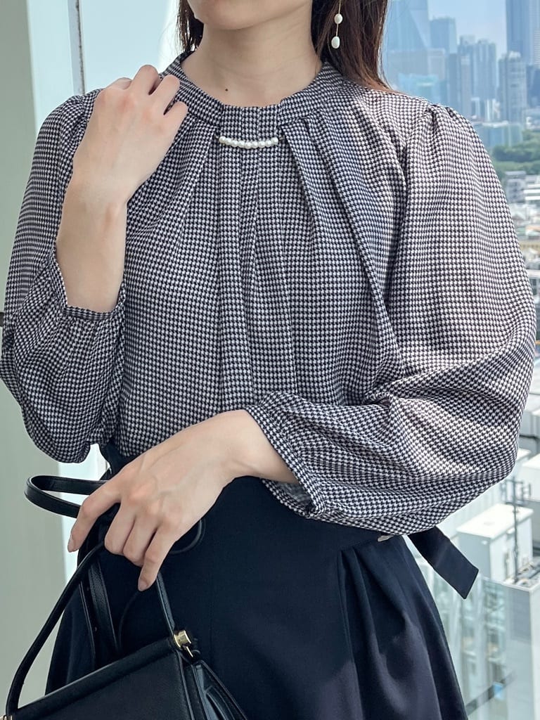 はばさんの「Couture brooch｜【大人可愛い・パール取り外し・通勤】・タックタイチェック柄ブラウス」を使ったコーディネート