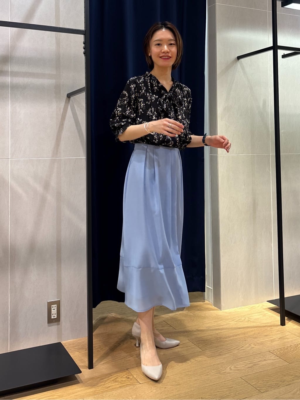 kanaeさんの「INDIVI｜【モノトーン小花柄／シャーリング素材】ボリューム袖エアリーブラウス」を使ったコーディネート