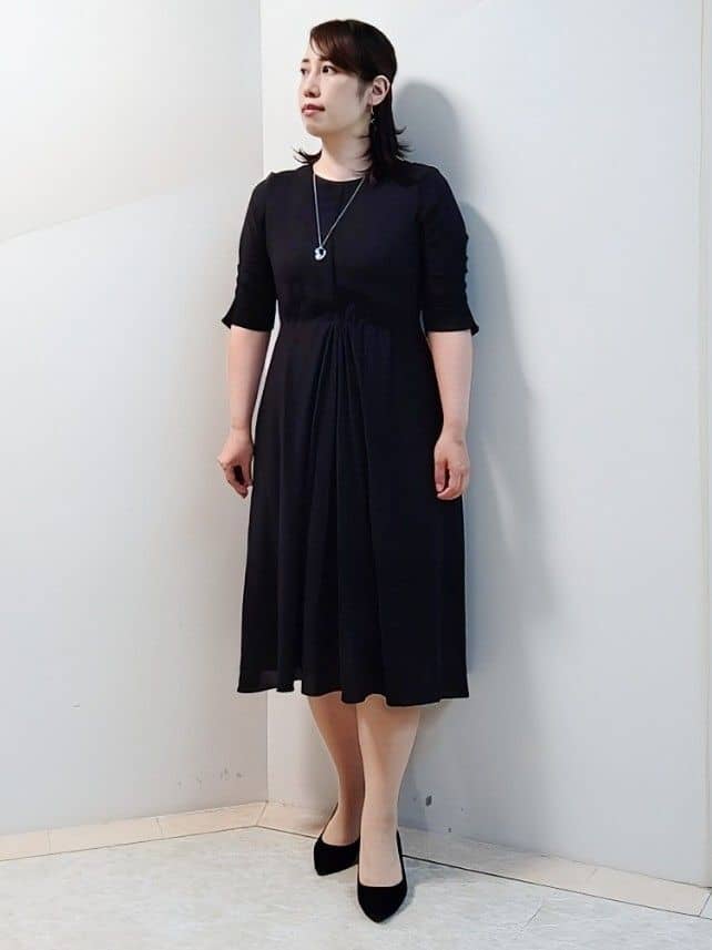 エリさんの「Reflect｜【吸水速乾／防しわ】シルキープリーツワンピース」を使ったコーディネート
