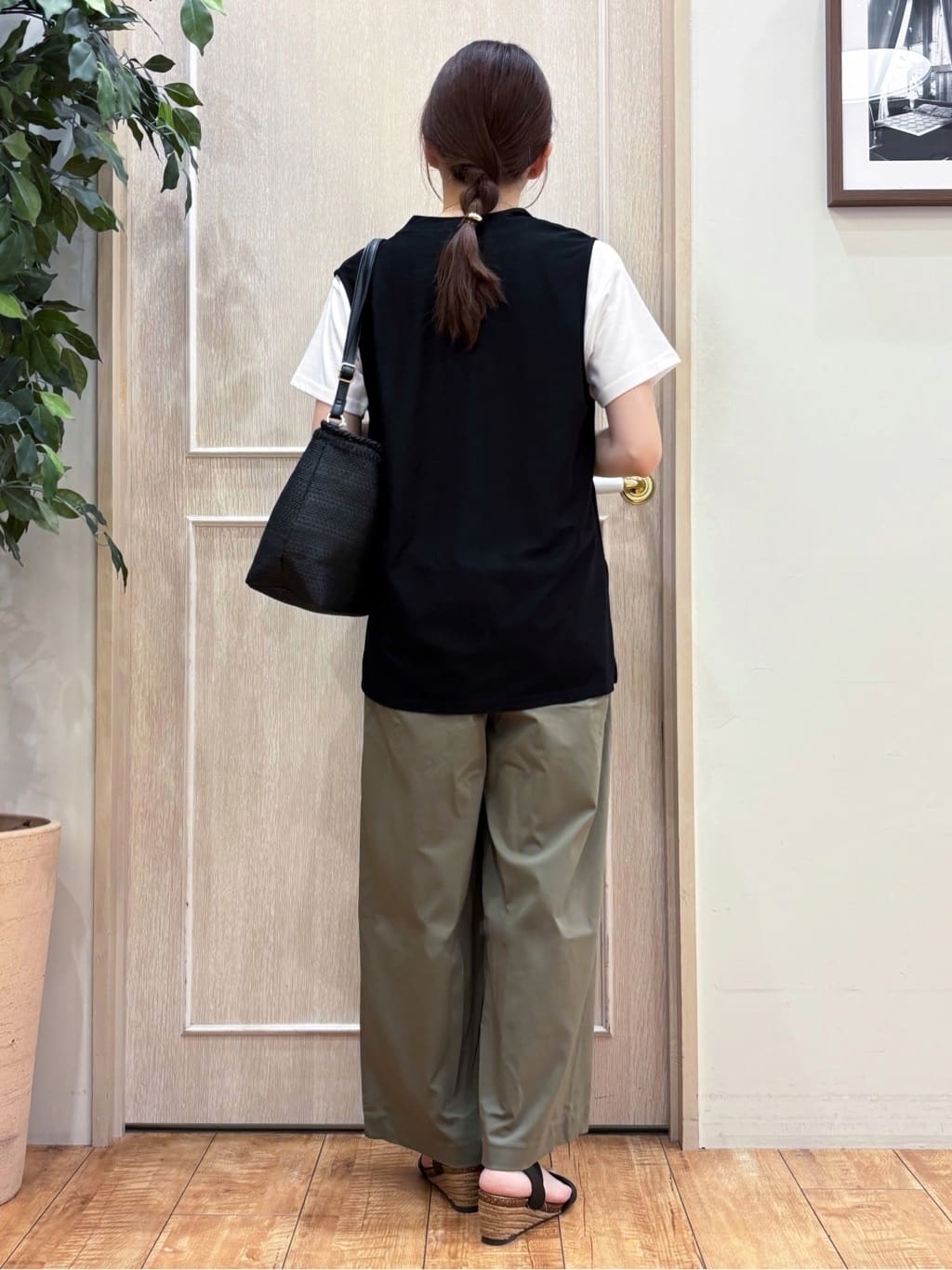 なみさんの「SHOO･LA･RUE｜【2点セット】着回しいろいろ ジレ＋ロゴTシャツ」を使ったコーディネート