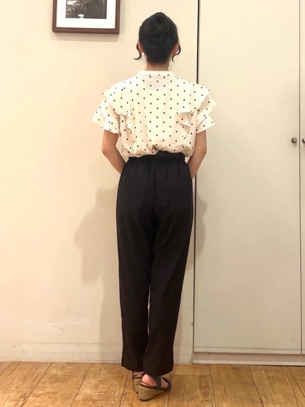 AIRIさんの「SHOO･LA･RUE｜【無地/ドット柄】お袖フリルが華やぐ きれいめブラウス」を使ったコーディネート
