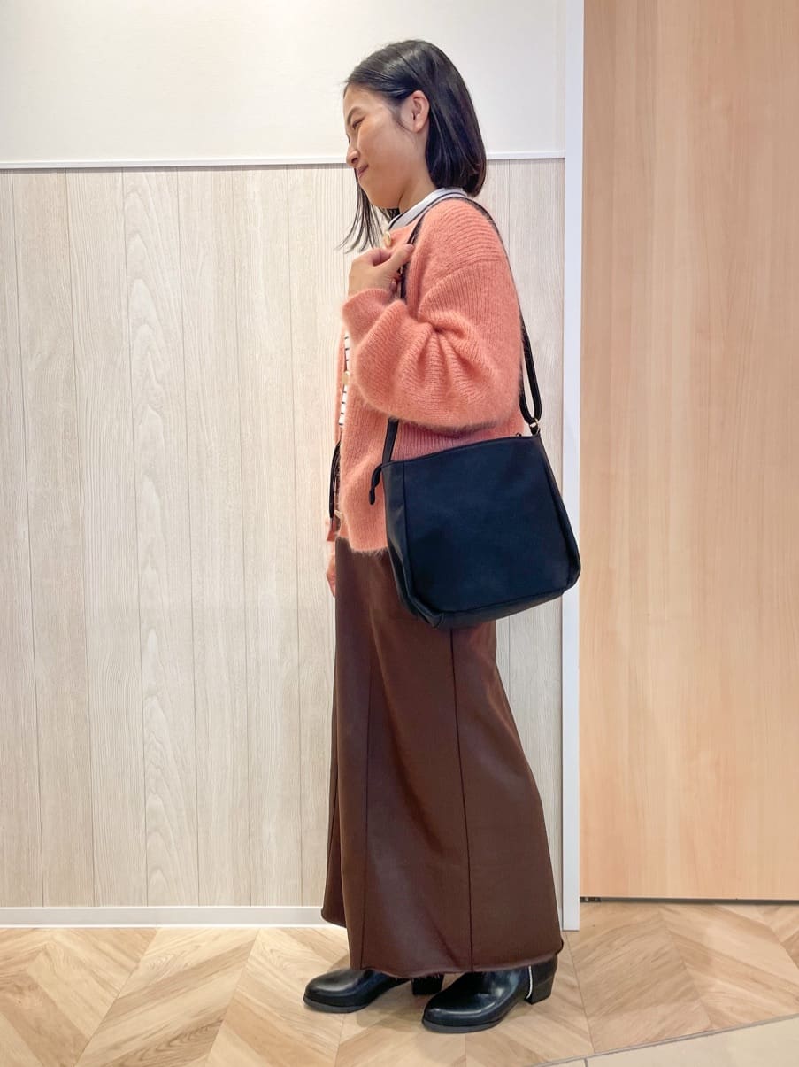 tomoさんの「SHOO･LA･RUE｜【S-LL/吸湿発熱】なめらかとろみ インナータートル」を使ったコーディネート