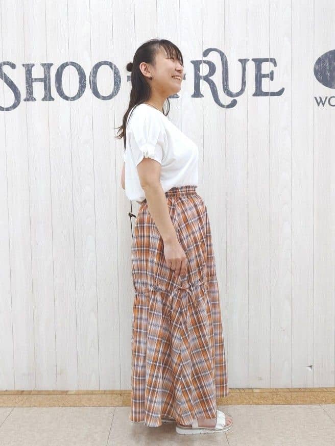とろろさんの「SHOO･LA･RUE｜【S-LL/UV/プチプラ】お袖タックで好印象 デザインTシャツ」を使ったコーディネート