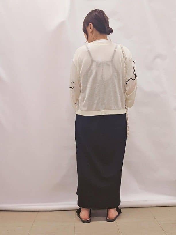 かなさんの「SHOO･LA･RUE｜ニュアンスデザインがこなれ見え 刺繍デザイン シアーカーディガン」を使ったコーディネート