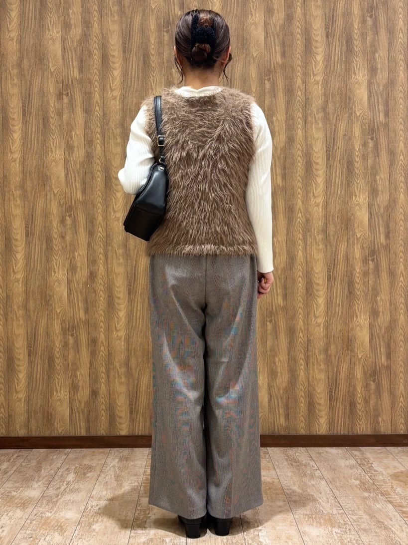 Haruさんの「SHOO･LA･RUE｜【高レビュー/2点セット】着るだけでコーデが決まる フェザーニットベスト&times;リブニット」を使ったコーディネート