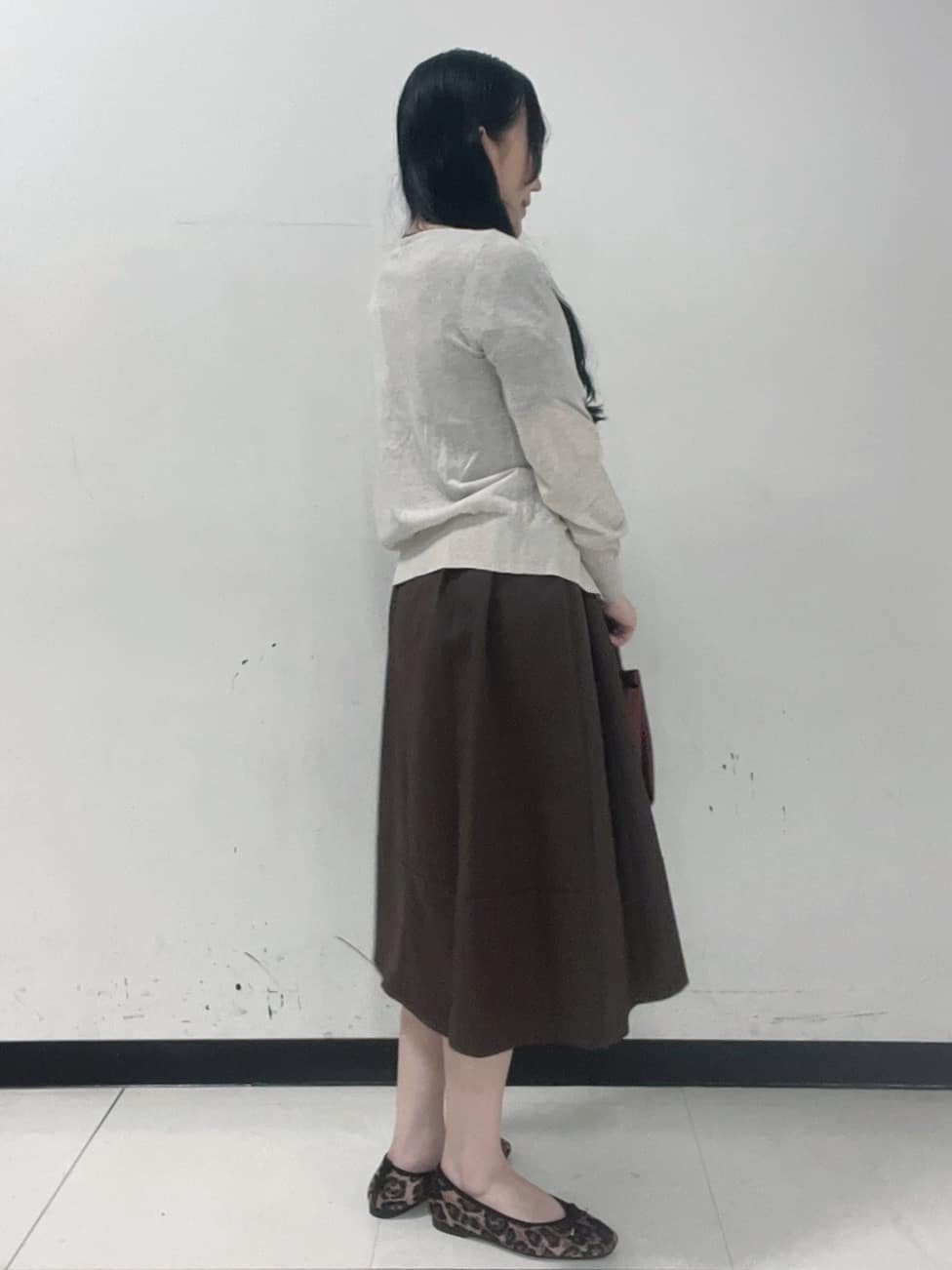 Hitomiさんの「index｜《7色展開／XS-LLサイズ》ビジューボタンクルーネックカーディガン【洗濯機洗い可】」を使ったコーディネート