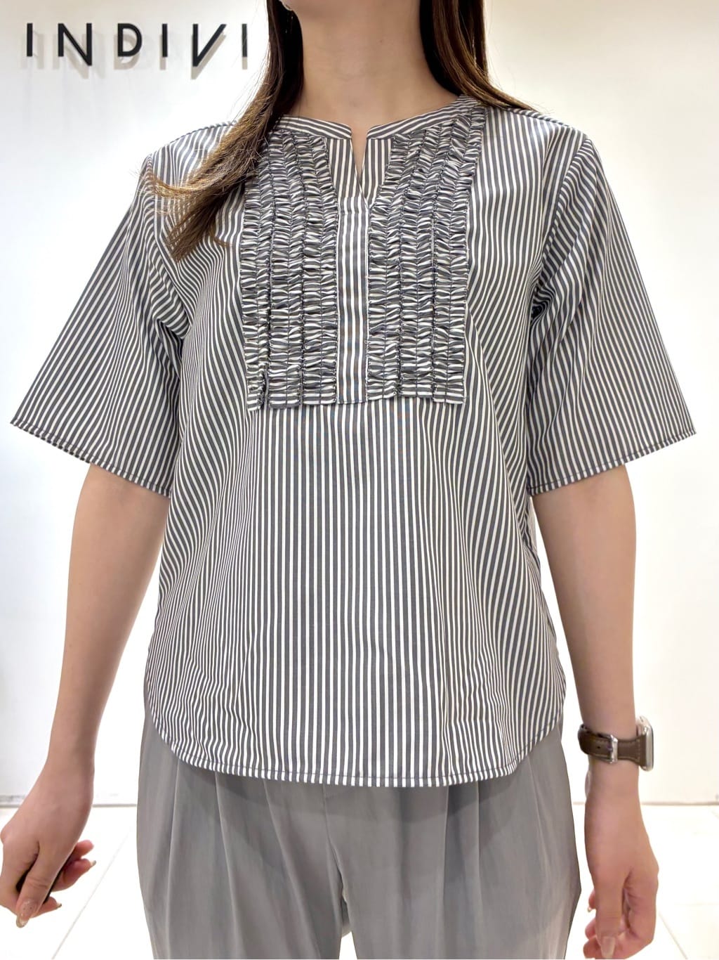 KAOさんの「INDIVI｜【洗える】胸元タックフリルブラウス」を使ったコーディネート