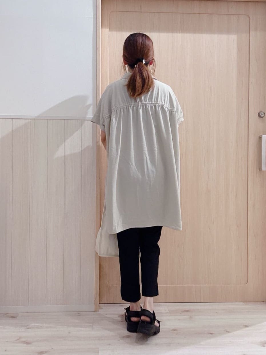 モカさんの「SHOO･LA･RUE｜【S-LL/体型カバー】さらりとしたタッチが心地よい バックギャザーブラウス」を使ったコーディネート