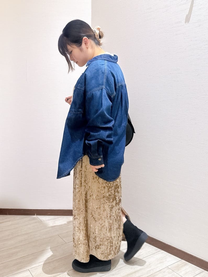 あにぃさんの「SHOO･LA･RUE｜【洗濯機可/ちくちくしにくい】大人のための スウェットライク刺繍ロゴニット」を使ったコーディネート