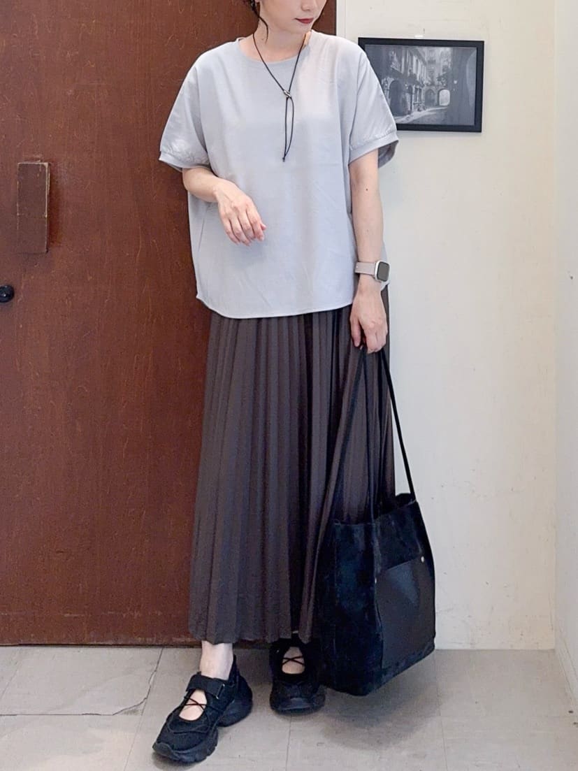 𝐇𝐢𝐫𝐨𝐦𝐢さんの「SHOO･LA･RUE｜【ひんやり/洗濯後しわになりにくい】リブ切り替えドルマンブラウス」を使ったコーディネート