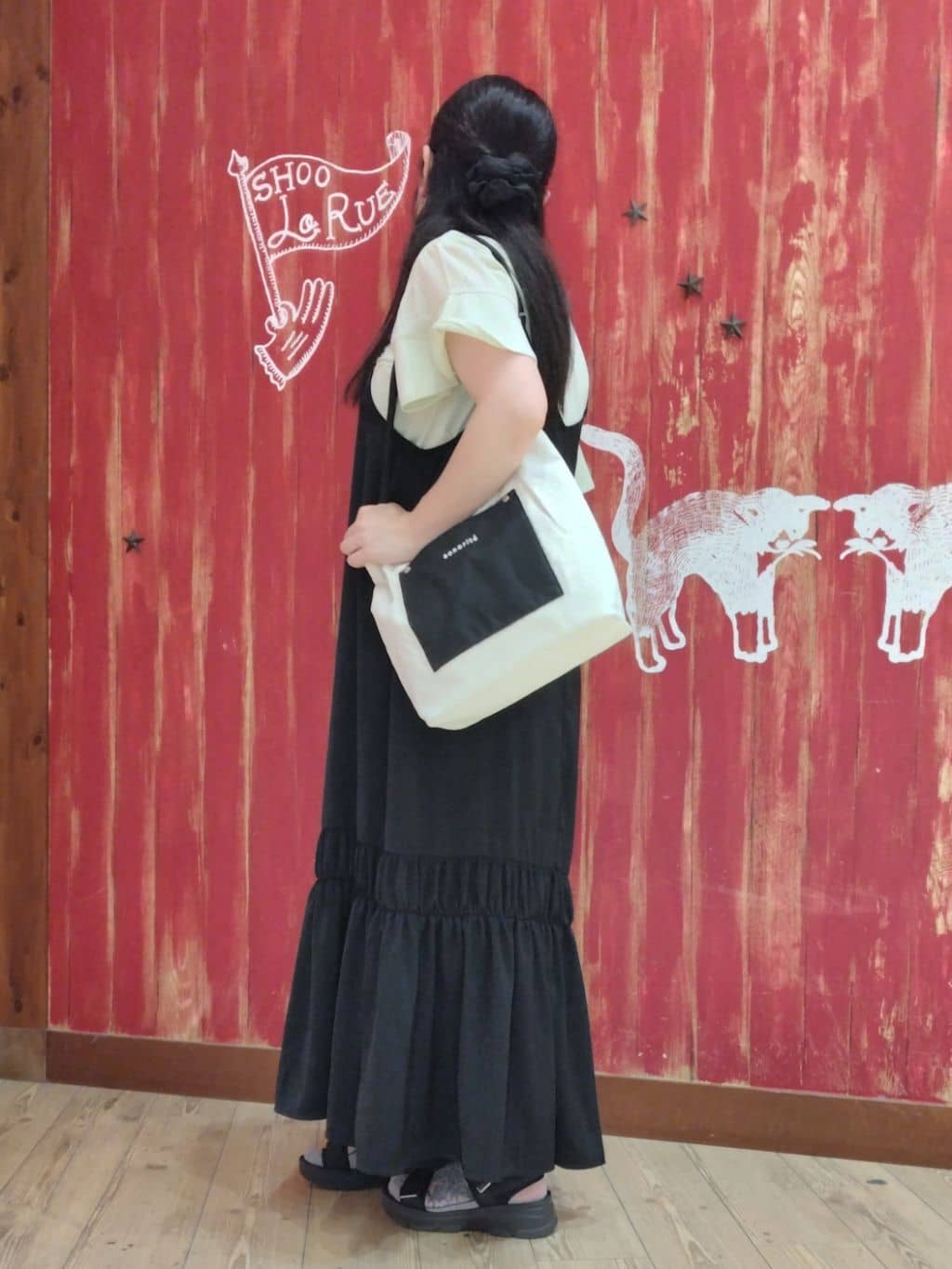おっしーさんの「SHOO･LA･RUE｜【ひんやり】シャーリングがアクセントに 大人のデザインキャミワンピース」を使ったコーディネート