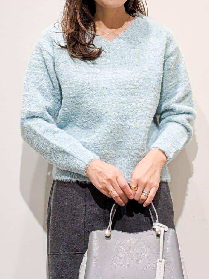 machiさんの「OPAQUE.CLIP｜スパンコールフェザーVネックニット【洗濯機OK】」を使ったコーディネート