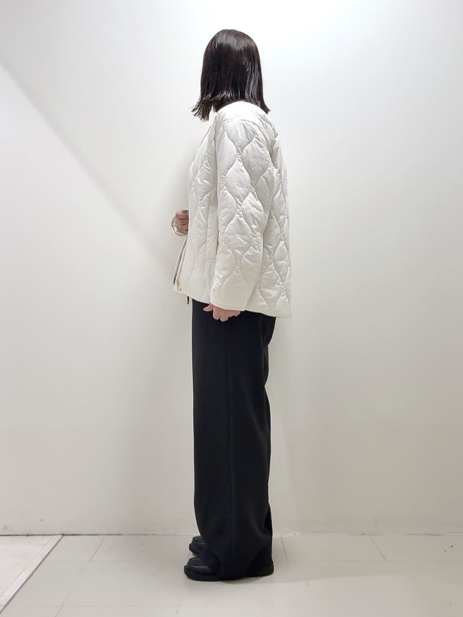 YUIさんの「UNTITLED｜【1枚で着映え/オンオフ着回し】フリルサテンブラウス」を使ったコーディネート