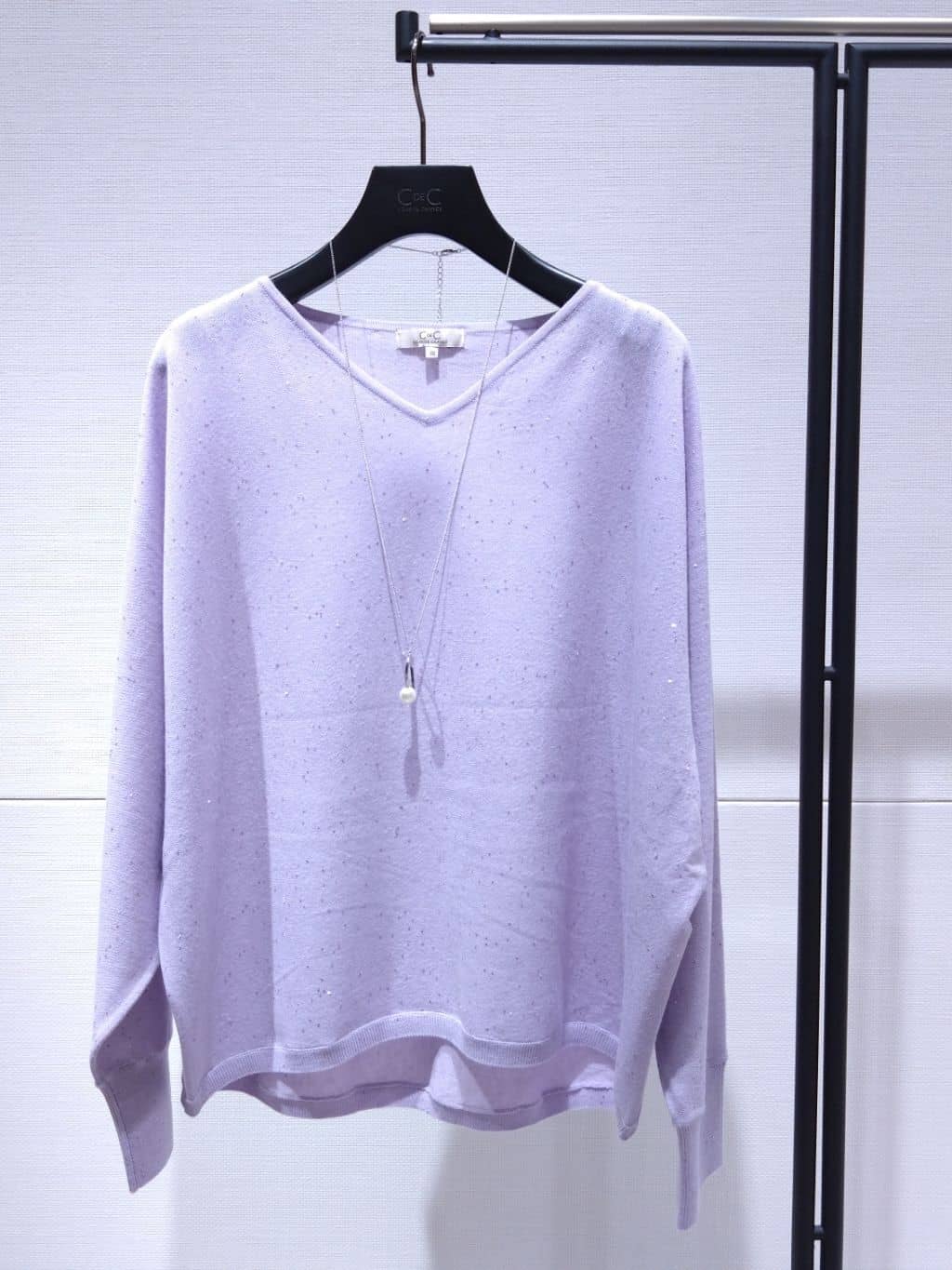 sayaさんの「COUP DE CHANCE｜【手洗い可】スパンコール入りニットトップス」を使ったコーディネート