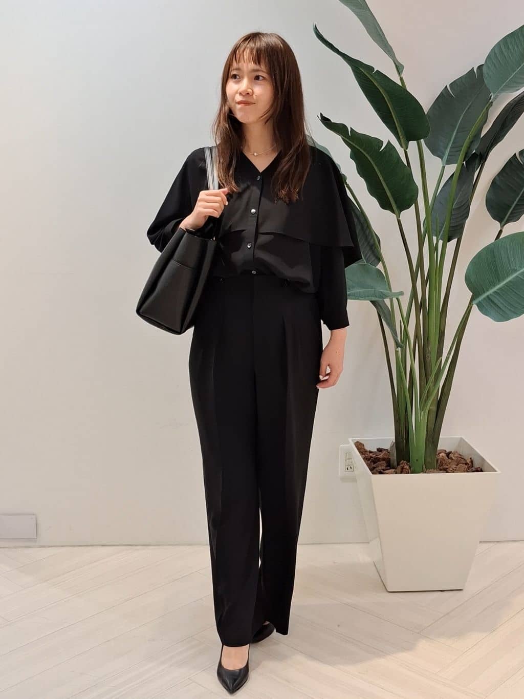 YuKaRiさんの「UNTITLED｜【羽織りとしても活躍！】ケープカラーブラウス」を使ったコーディネート