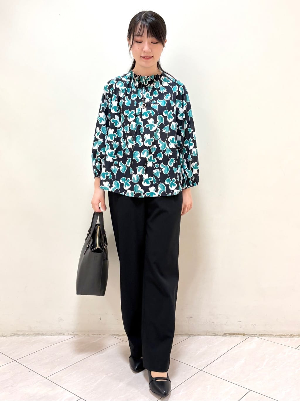 mikiさんの「Reflect｜【ジャケットのインナーにおすすめ◎】花柄タックデザインブブラウス」を使ったコーディネート