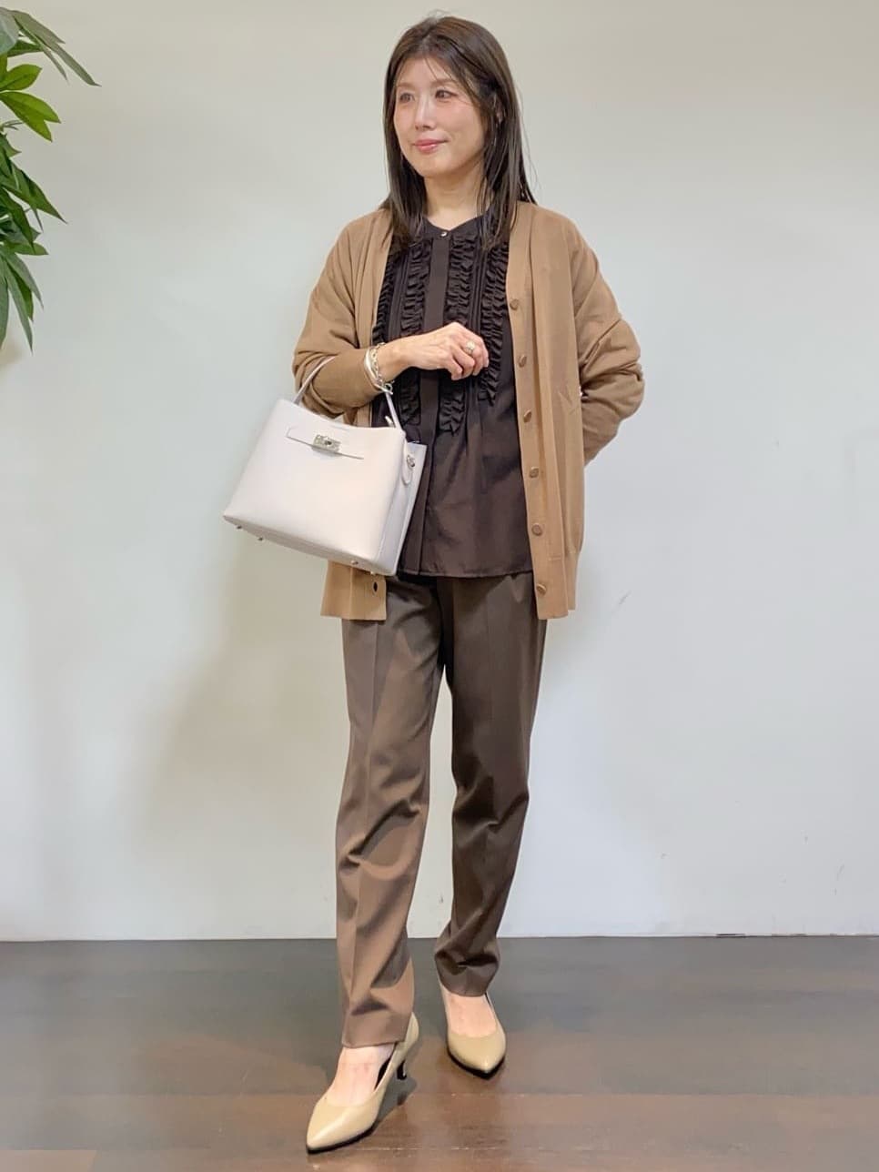 tomoさんの「UNTITLED｜【アンサンブル可/洗える/Vネック】ウールシルクカーディガン」を使ったコーディネート