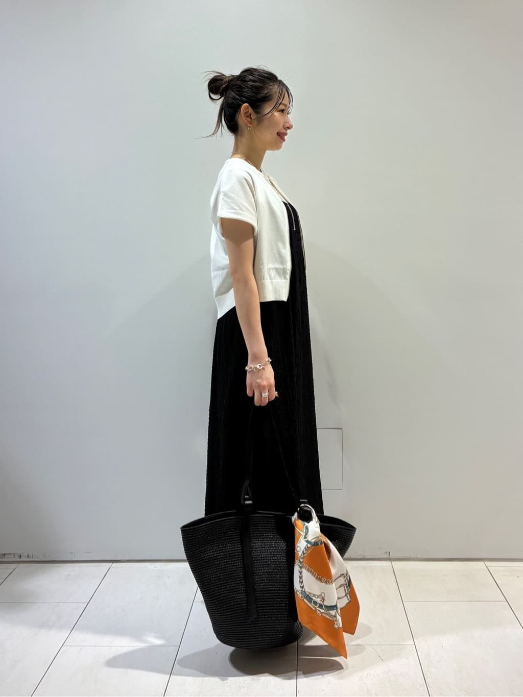 KAOさんの「INDIVI｜【60cm四方】スクエアスカーフ」を使ったコーディネート
