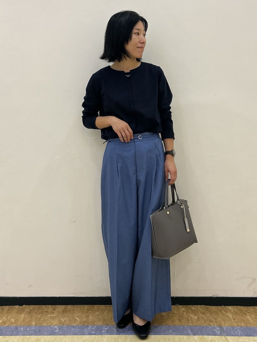 su.さんの「index｜【抗菌防臭加工／生活防水】メタルパーツVフラットパンプス」を使ったコーディネート
