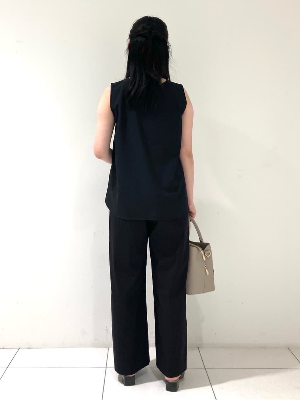 momokoさんの「INDIVI｜【褒められパンツ／洗える／ウエストゴム】ワイドタックパンツ」を使ったコーディネート