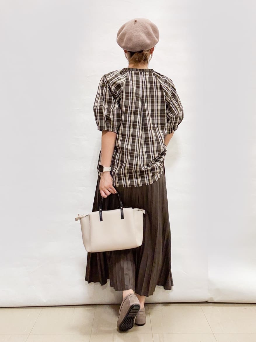bulさんの「SHOO･LA･RUE｜【S-LL/洗濯後しわになりにくい】ランタンスリーブで女性らしく 5分袖スキッパーブラウス」を使ったコーディネート