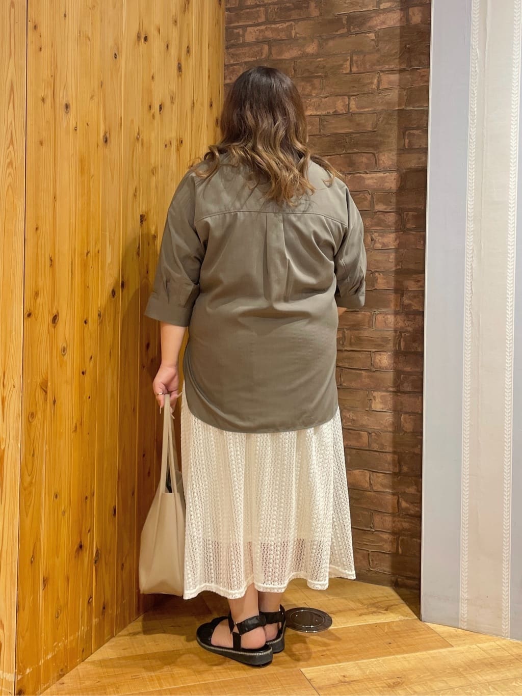 Risaさんの「SHOO･LA･RUE｜【S-LL/洗濯後しわになりにくい】コットン風 前あきドルマンブラウス」を使ったコーディネート