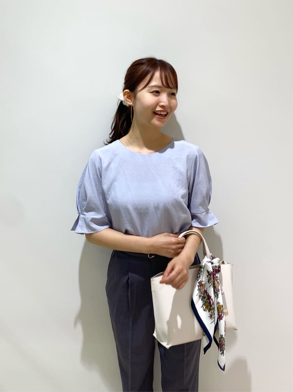 みさかさんの「index｜《8色展開／XS-LLサイズ》タックパフスリーブブラウス【洗濯機洗い可／吸水速乾／防シワ／抗ピル】」を使ったコーディネート
