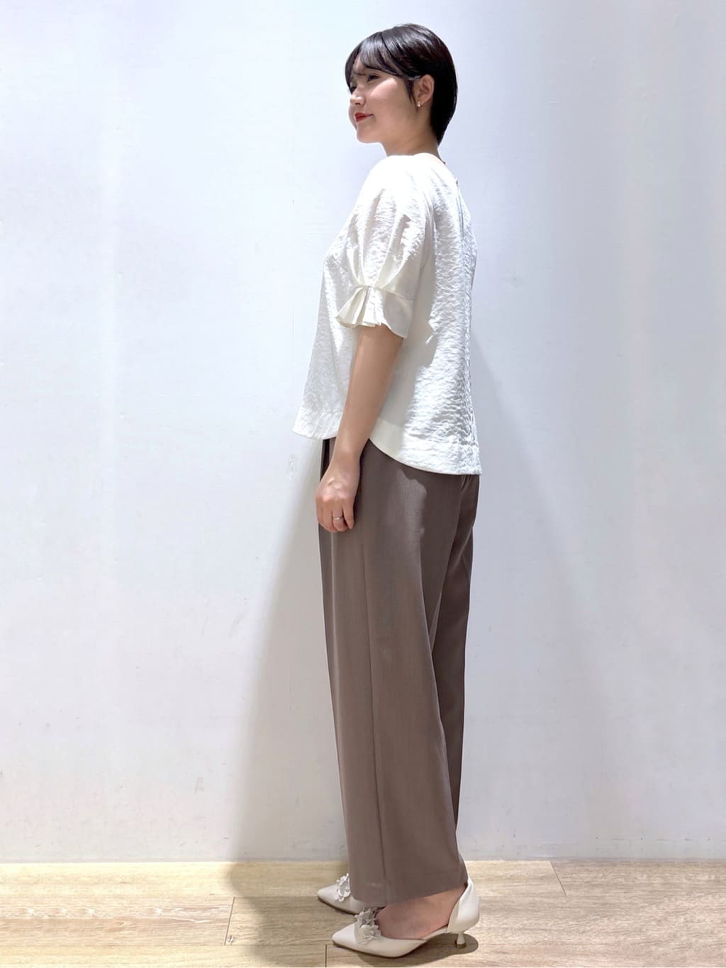 mizukiさんの「index｜《8色展開／XS-LLサイズ》タックパフスリーブブラウス【洗濯機洗い可／吸水速乾／防シワ／抗ピル】」を使ったコーディネート