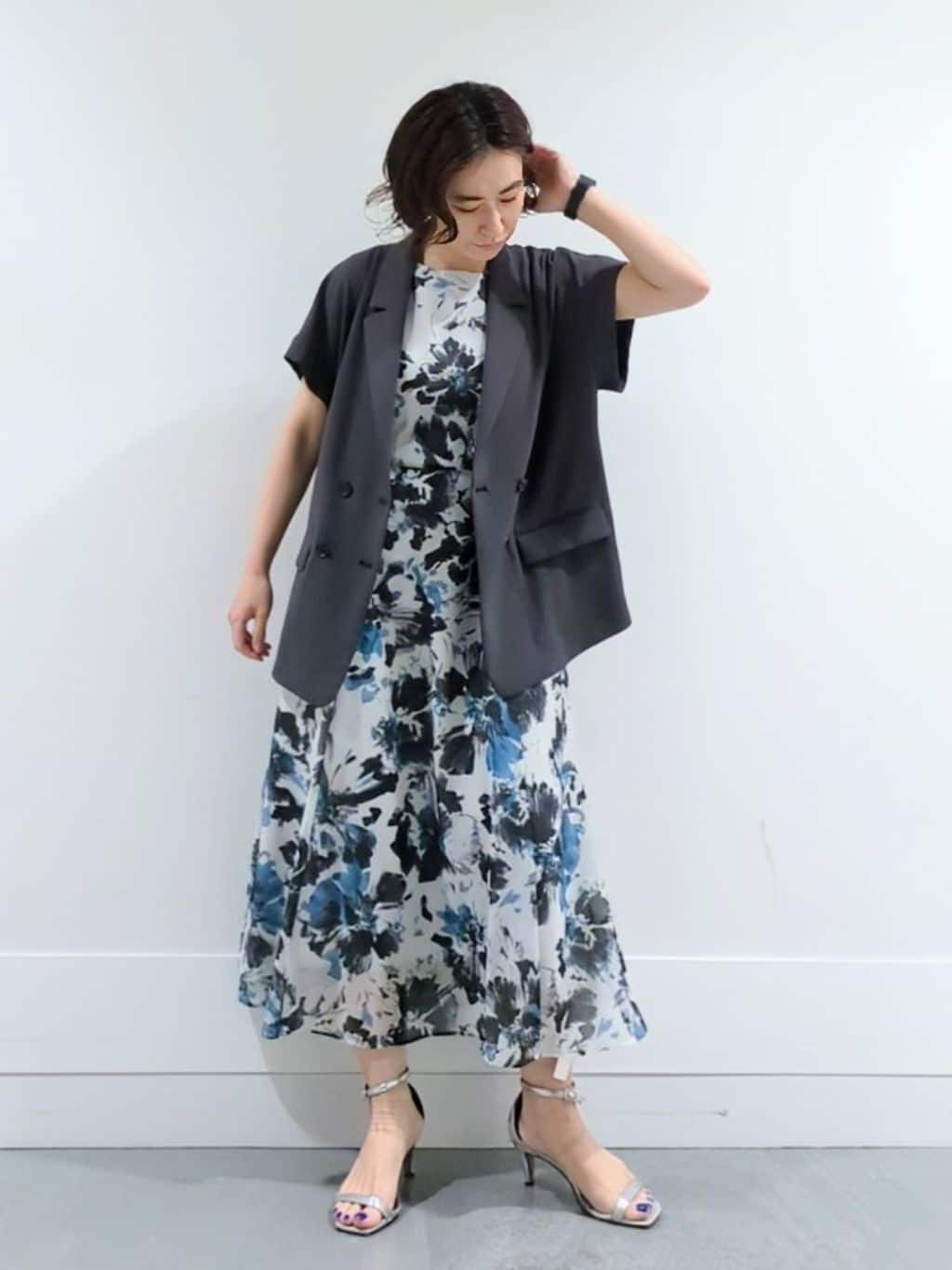 ミズタさんの「UNTITLED｜【シアー/エレガント/花柄/夏ワンピ】ペイントフラワーワンピース」を使ったコーディネート