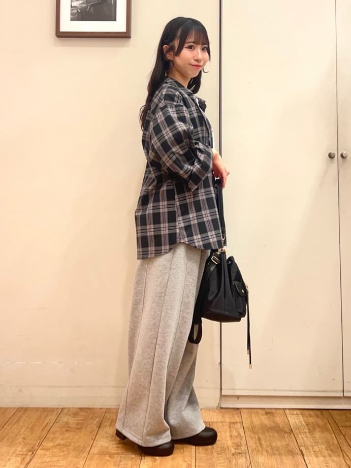 AIRIさんの「SHOO･LA･RUE｜グラフィックアソート ベーシックロンT」を使ったコーディネート