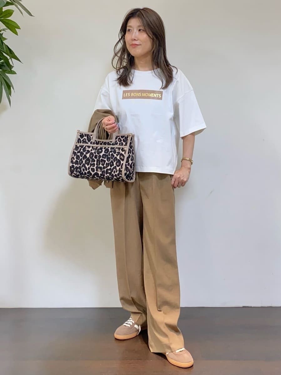 tomoさんの「UNTITLED｜【コットン100/ゆったり/ショート丈/洗える】ベロアロゴTシャツ」を使ったコーディネート
