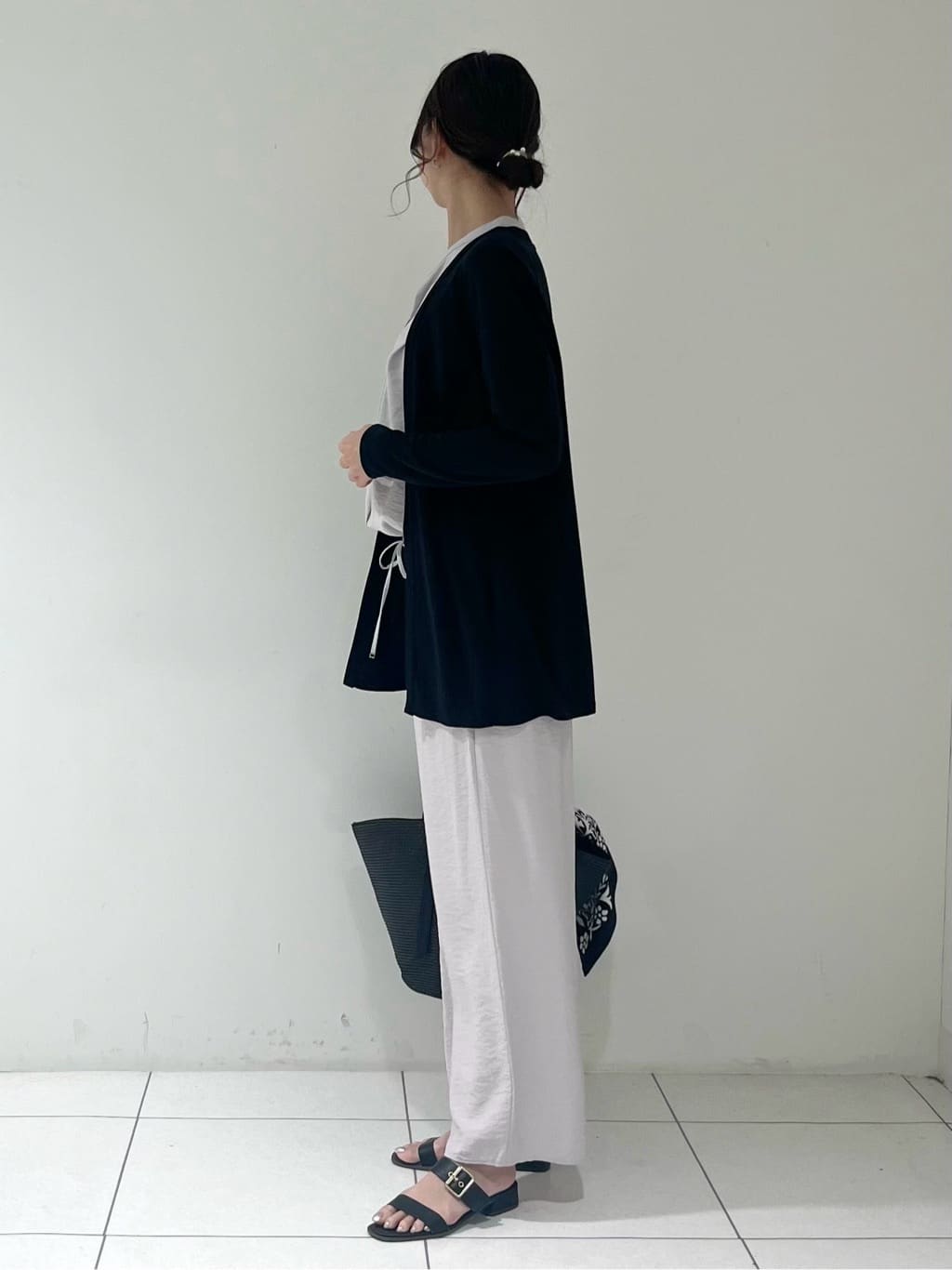 shioriさんの「INDIVI｜【90cm四方】ボタニカル柄大判スカーフ」を使ったコーディネート