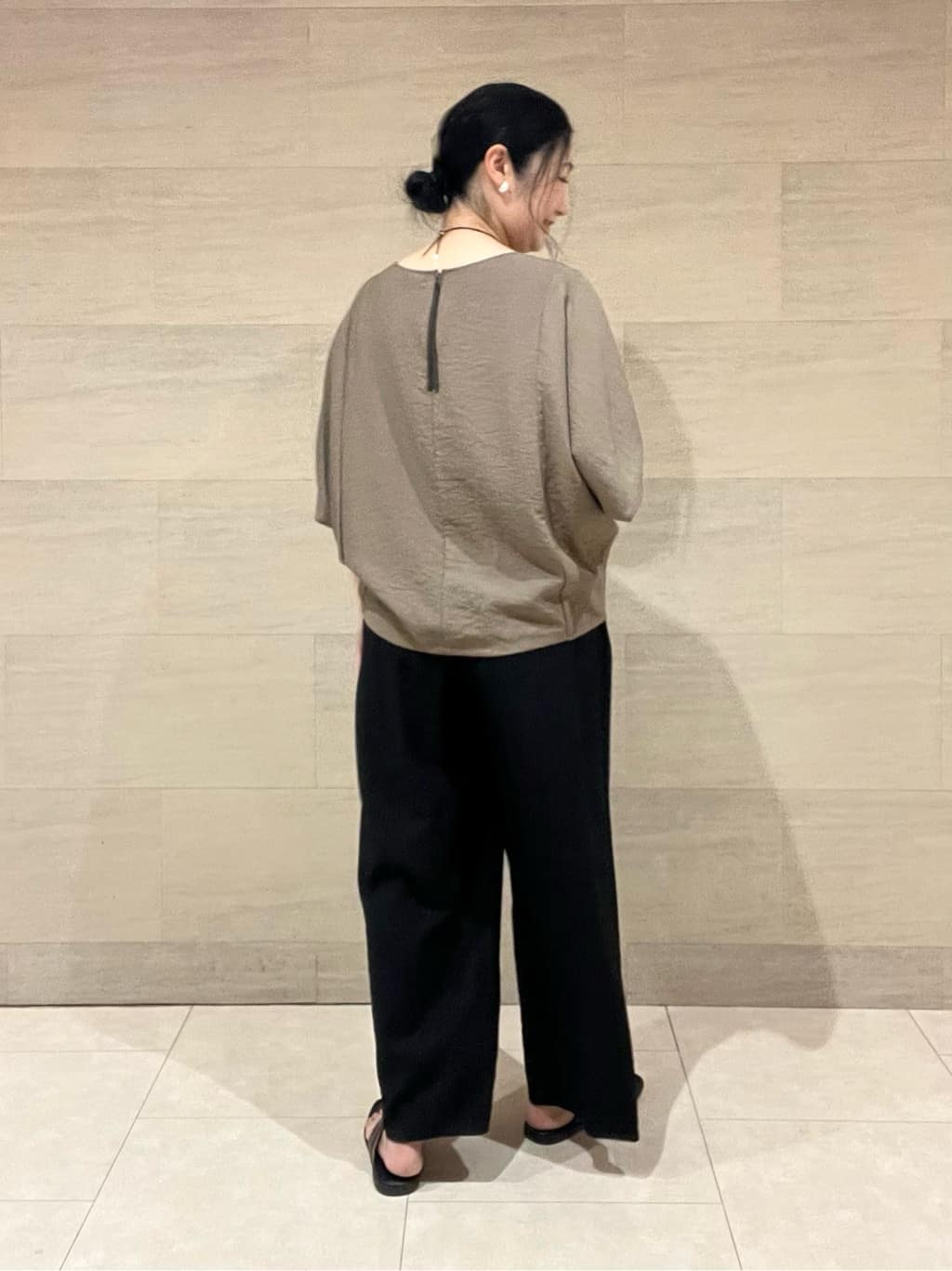 TOMOMIさんの「INDIVI｜【洗える／UVケア／SETUP可能】ドロストワイドパンツ」を使ったコーディネート