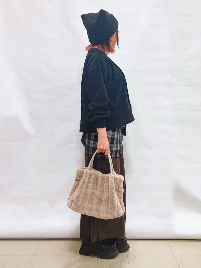 YUIさんの「SHOO･LA･RUE｜【洗濯機可】やわらかレザー調ナロースカート」を使ったコーディネート