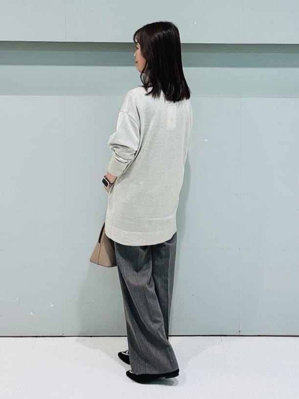 makiさんの「UNTITLED｜【1枚で着映え/オンオフ着回し】フリルサテンブラウス」を使ったコーディネート