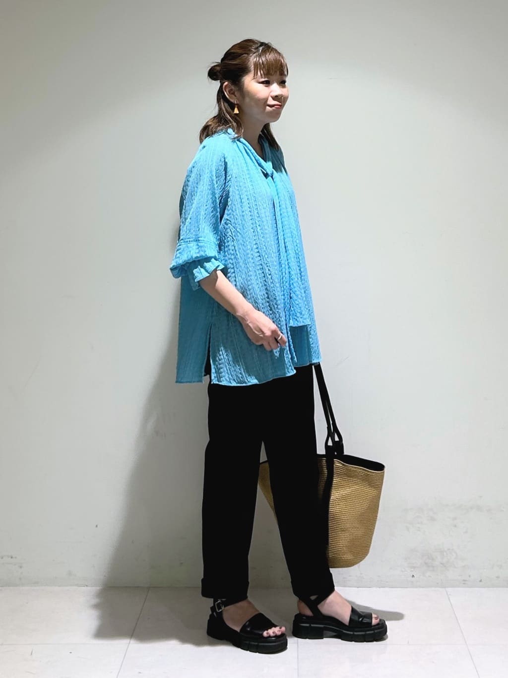 tsuyuさんの「INDIVI｜【洗える／シャーリング素材】ボリューム袖エアリーブラウス」を使ったコーディネート